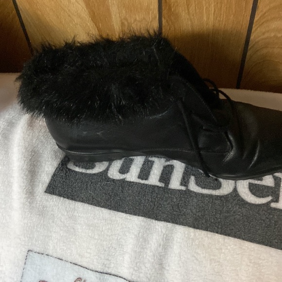 Oswald black shoes Australia size is 5/12 which equals 8.75 inches US. - Picture 3 of 4